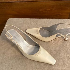 Ivory silk sling back size 8M The shoe is adorned with scalloped appliqué